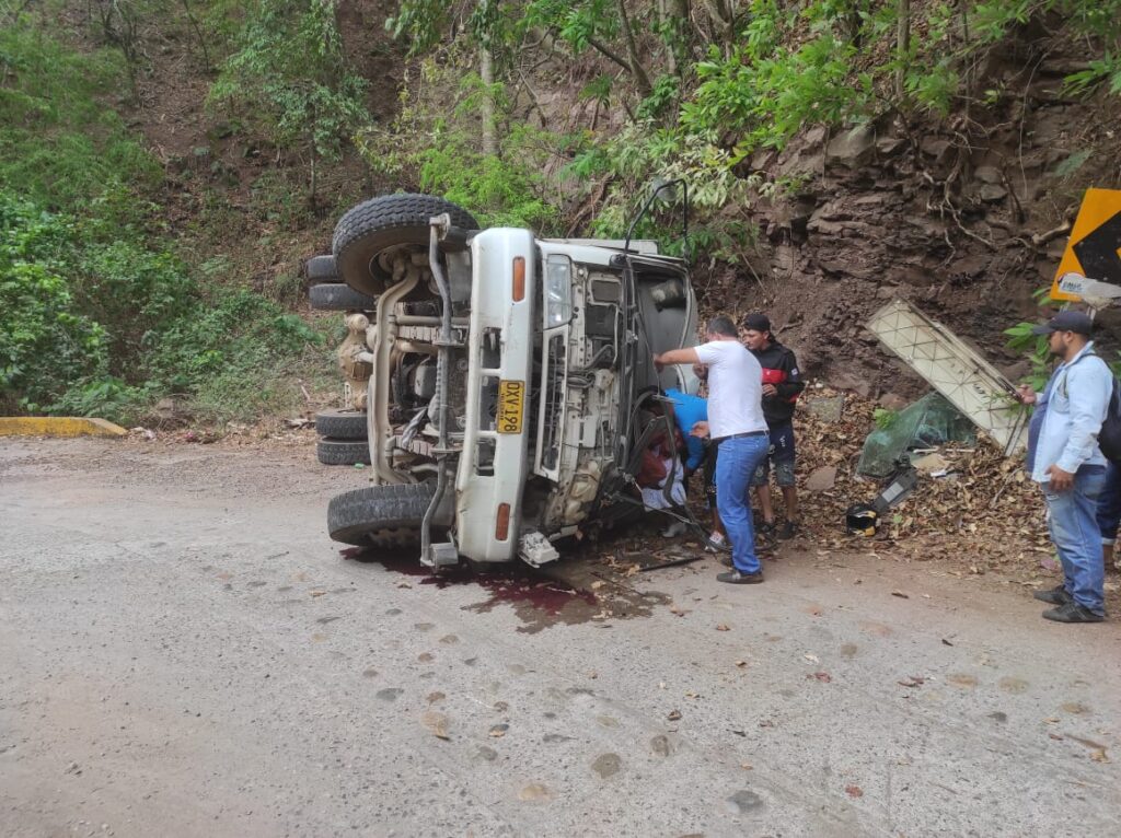 Camión recolector de basuras se volcó y dejó tres heridos | RTA Noticias
