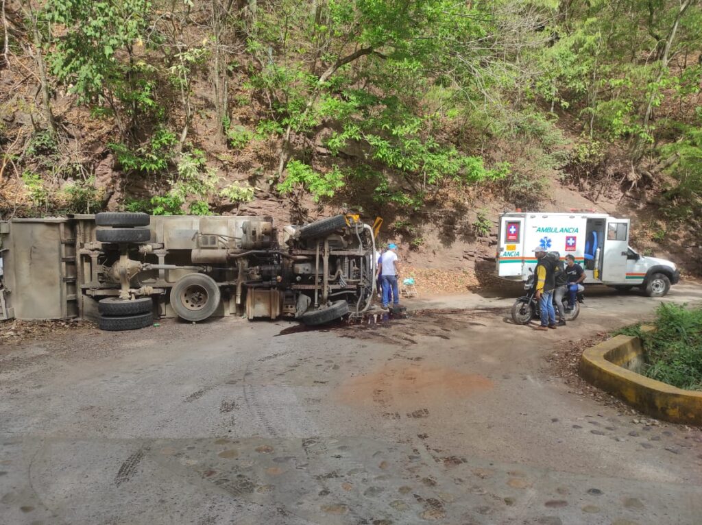 Camión recolector de basuras se volcó y dejó tres heridos | RTA Noticias
