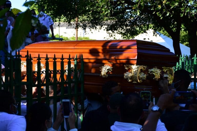 Féretro con el cuerpo de Jorge Oñate ingresando al cementerio