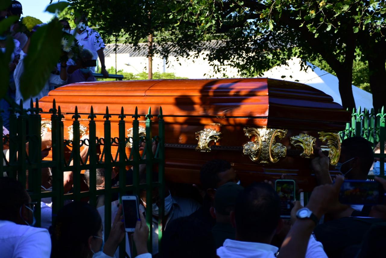 Féretro con el cuerpo de Jorge Oñate ingresando al cementerio