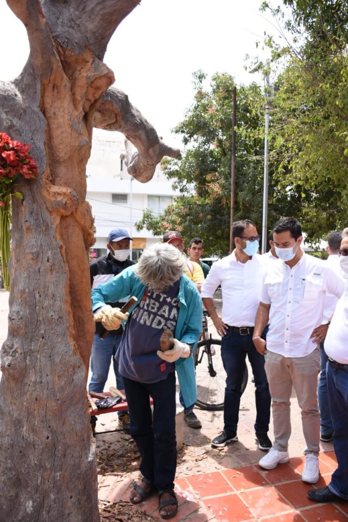 El hombre que talla a Cristo en madera | RTA Noticias