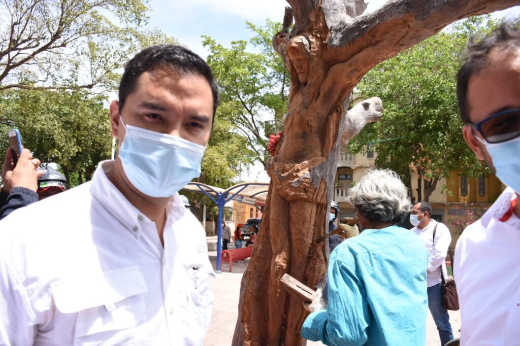 El hombre que talla a Cristo en madera | RTA Noticias