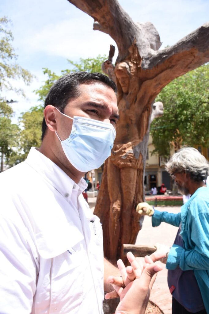 El hombre que talla a Cristo en madera | RTA Noticias