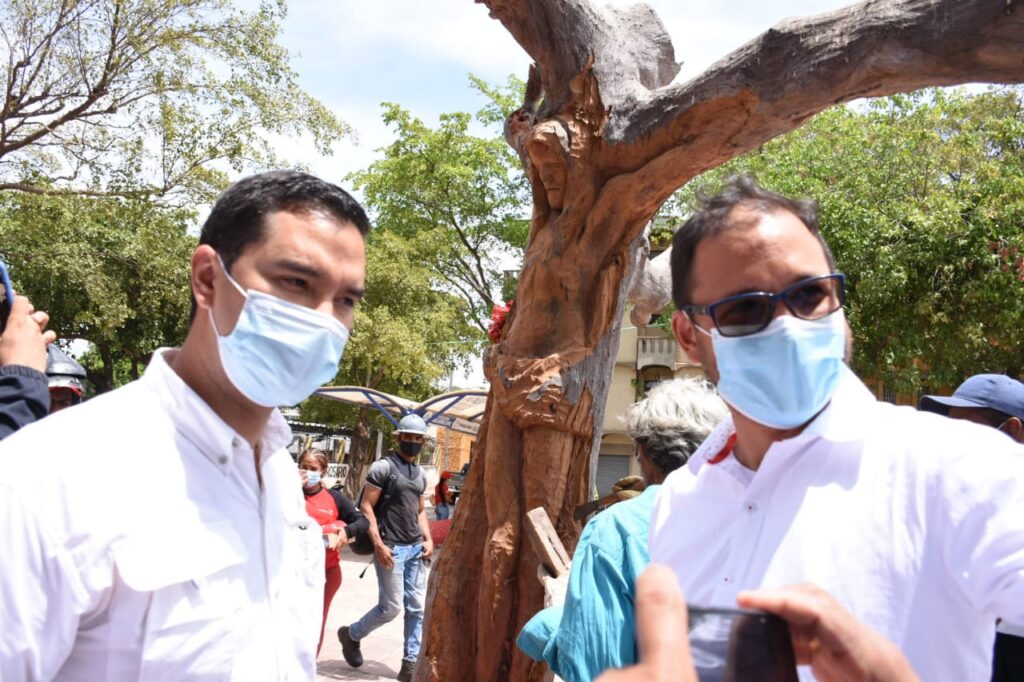 El hombre que talla a Cristo en madera | RTA Noticias