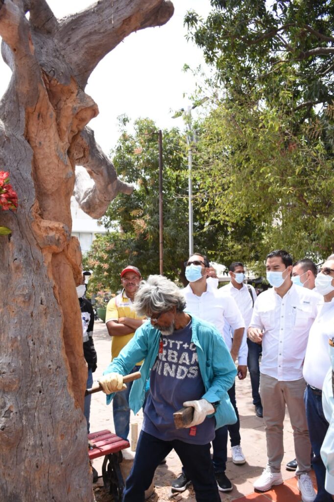 El hombre que talla a Cristo en madera | RTA Noticias