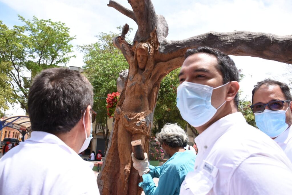 El hombre que talla a Cristo en madera | RTA Noticias