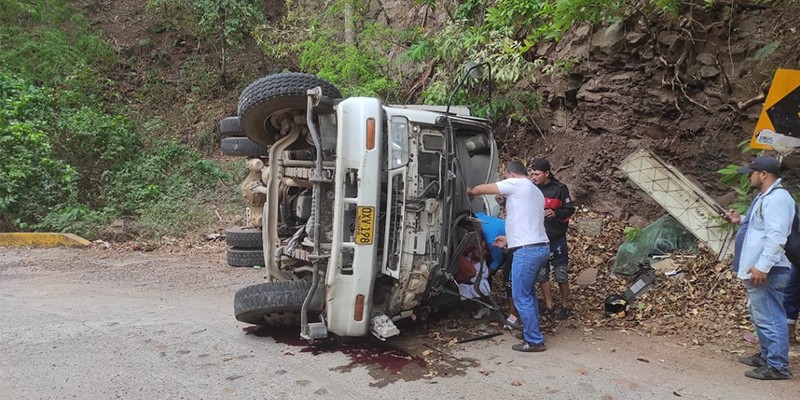 Accidente de camión en imágenes Accidente de camión en imágenes | RTA Noticias