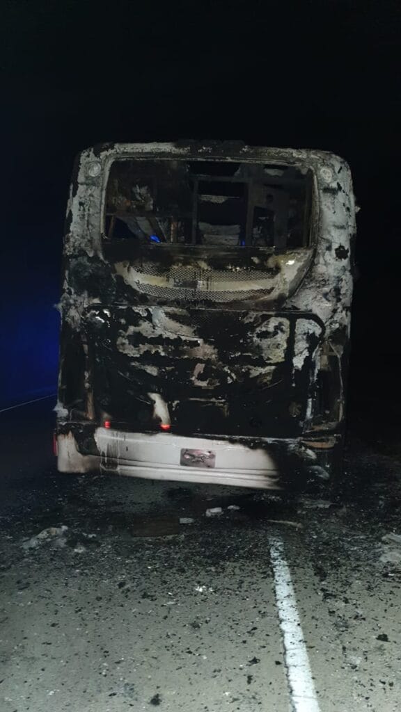 Corto circuito provocó incendio en un autobús Corto circuito provocó incendio en un autobús | RTA Noticias
