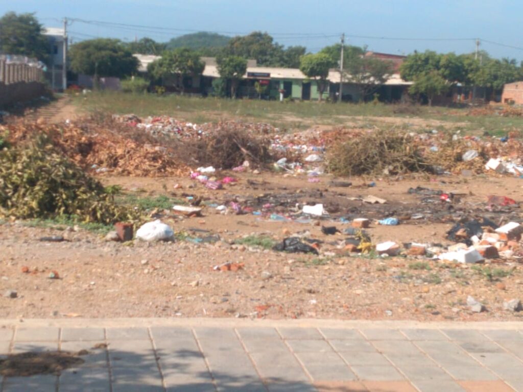 Rodeado de basura está el megacolegio Ricardo González | RTA Noticias