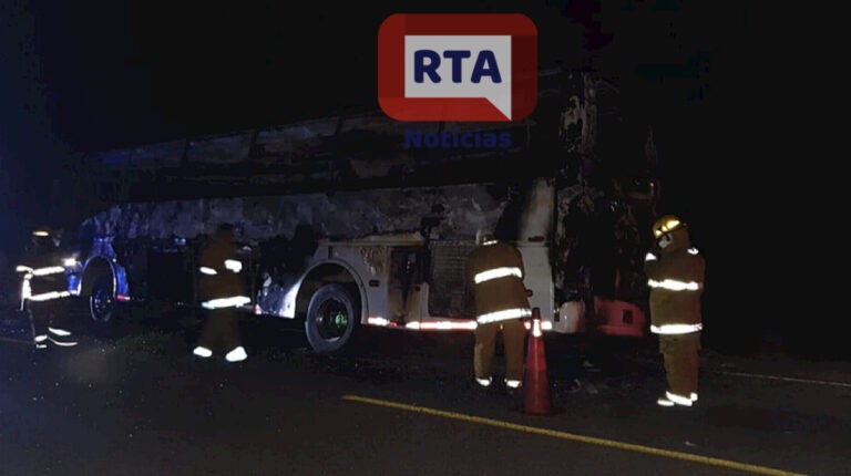 Corto circuito provocó incendio en un autobús 63BBE78A-01BF-4C02-99F7-F951EA32CE27