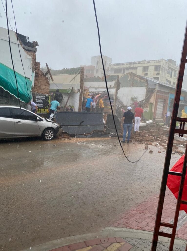 Colapsó techo de locales comerciales en Valledupar | RTA Noticias