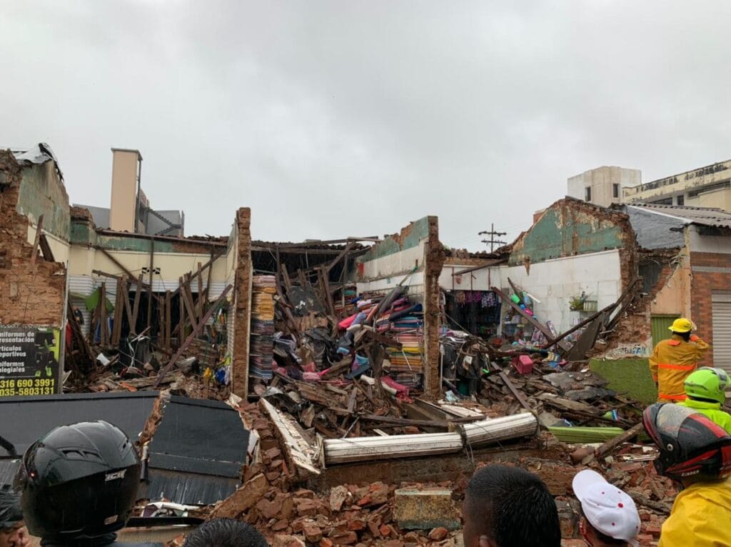Colapsó techo de locales comerciales en Valledupar | RTA Noticias