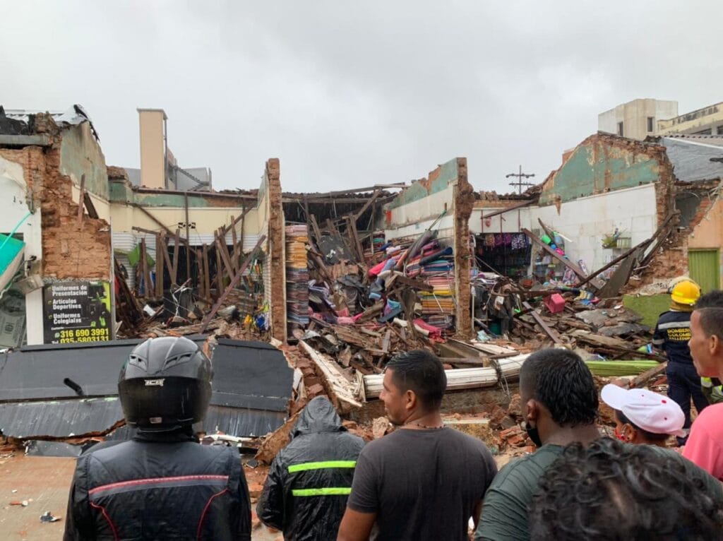 Colapsó techo de locales comerciales en Valledupar | RTA Noticias