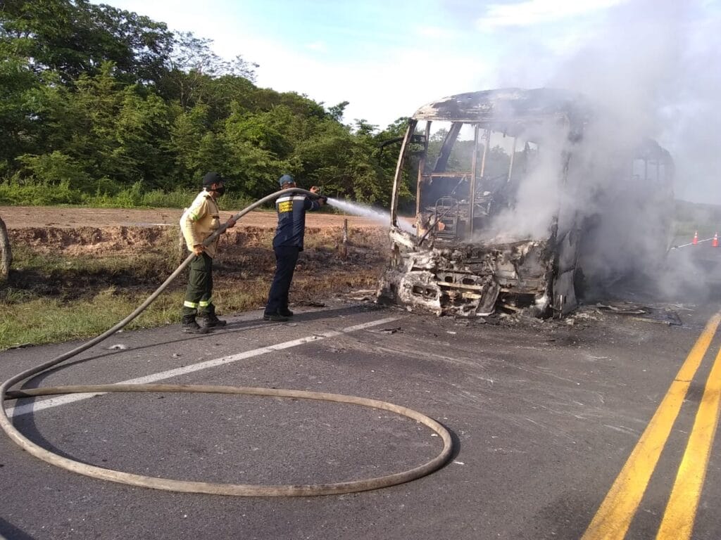 Se incineró bus en carreteras del Cesar | RTA Noticias
