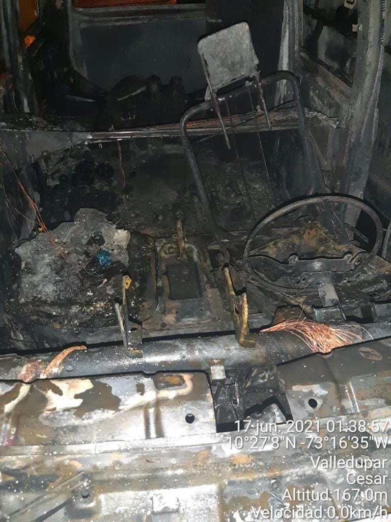 Incendio consumió minivans en parqueadero de Valledupar | RTA Noticias