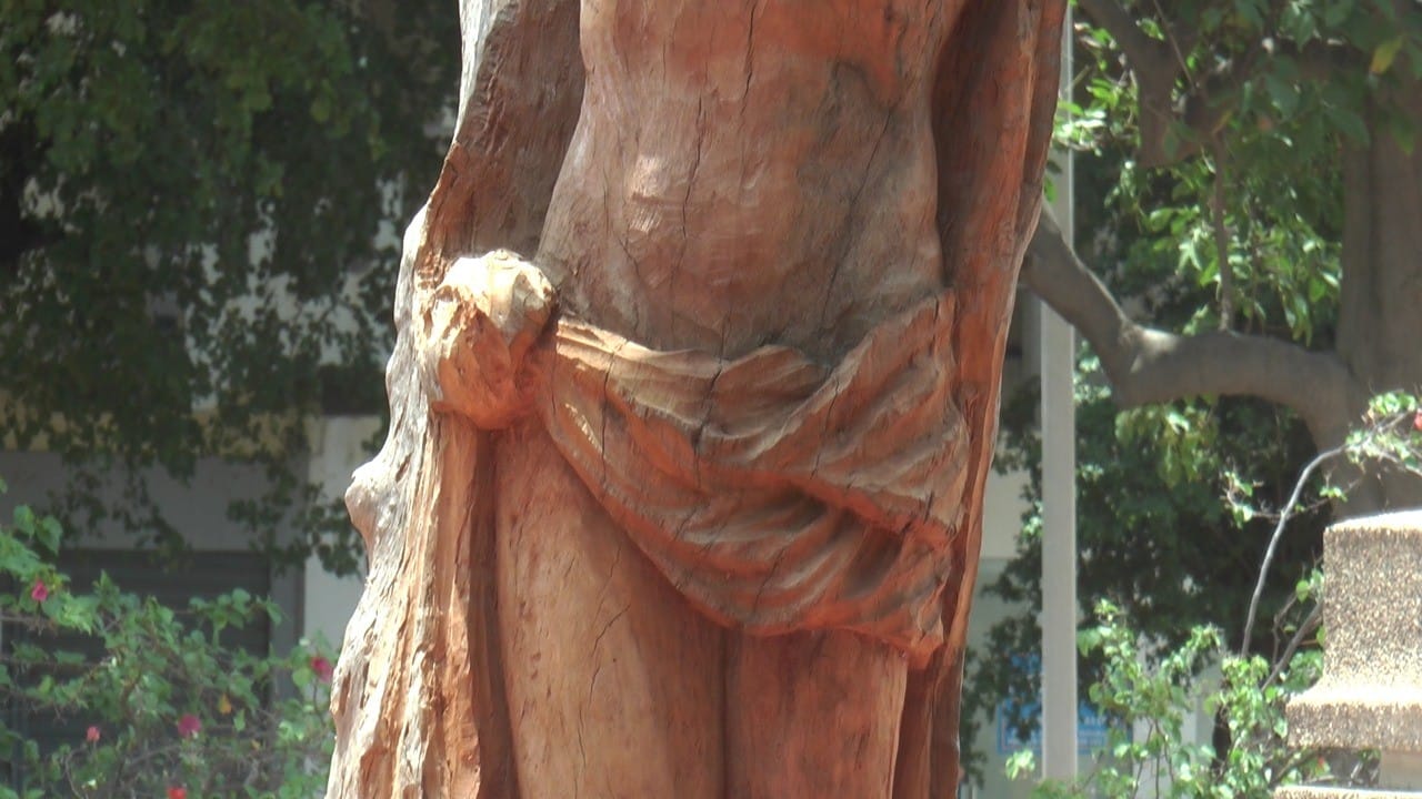Cristo tallado en un árbol se está deteriorando | RTA Noticias