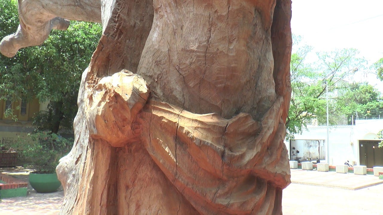 Cristo tallado en un árbol se está deteriorando | RTA Noticias