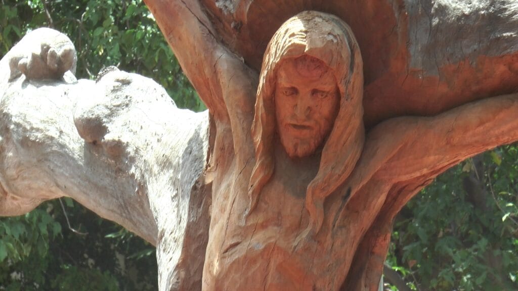 Cristo tallado en un árbol se está deteriorando | RTA Noticias