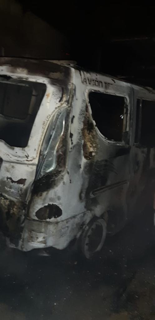 Incendio consumió minivans en parqueadero de Valledupar | RTA Noticias
