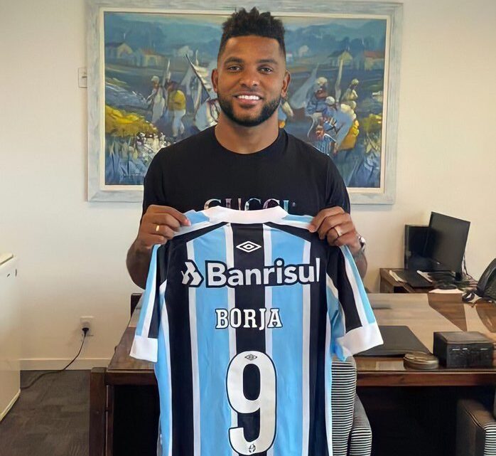 Foto de Borja con la camiseta del Gremio