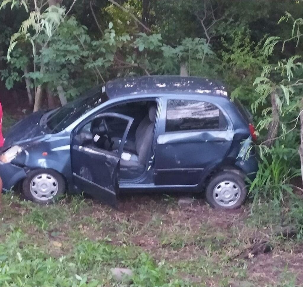 Vehículo chocó contra un árbol y ocupantes salen ilesos | RTA Noticias