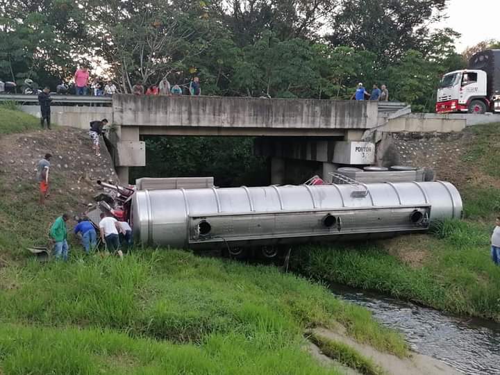 Conductor murió tras volcarse tractocamión | RTA Noticias