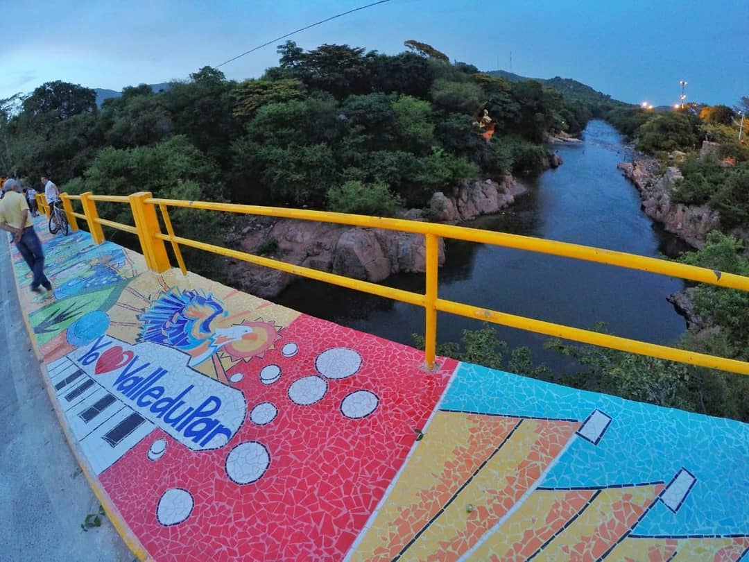 El-puente-Hurtado-tiene-una-nueva-cara-llena-de-mil-colores.