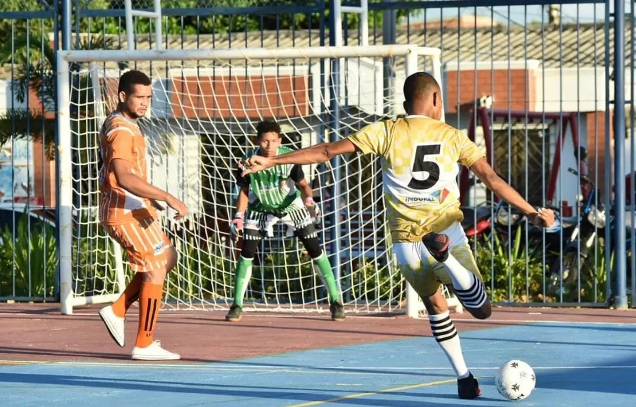 Foto de hombre jugando futbol