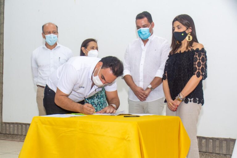 Iván Soto asistió a la firma de acuerdo de restitución Foto de Alcalde Iván Mauricio Soto
