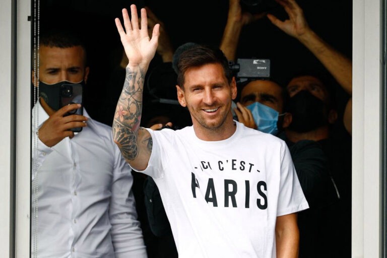 Messi ya está en París a la espera de su presentación Foto de Messi en París