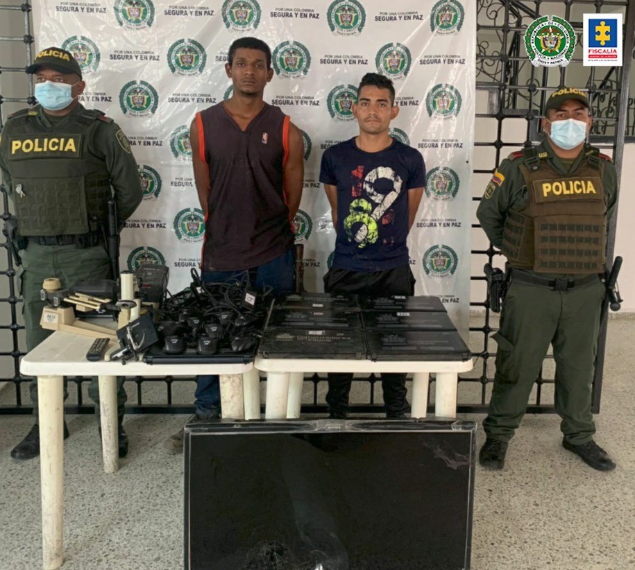 Foto de a la carcel presunto responsables del hurto de 9 computadores