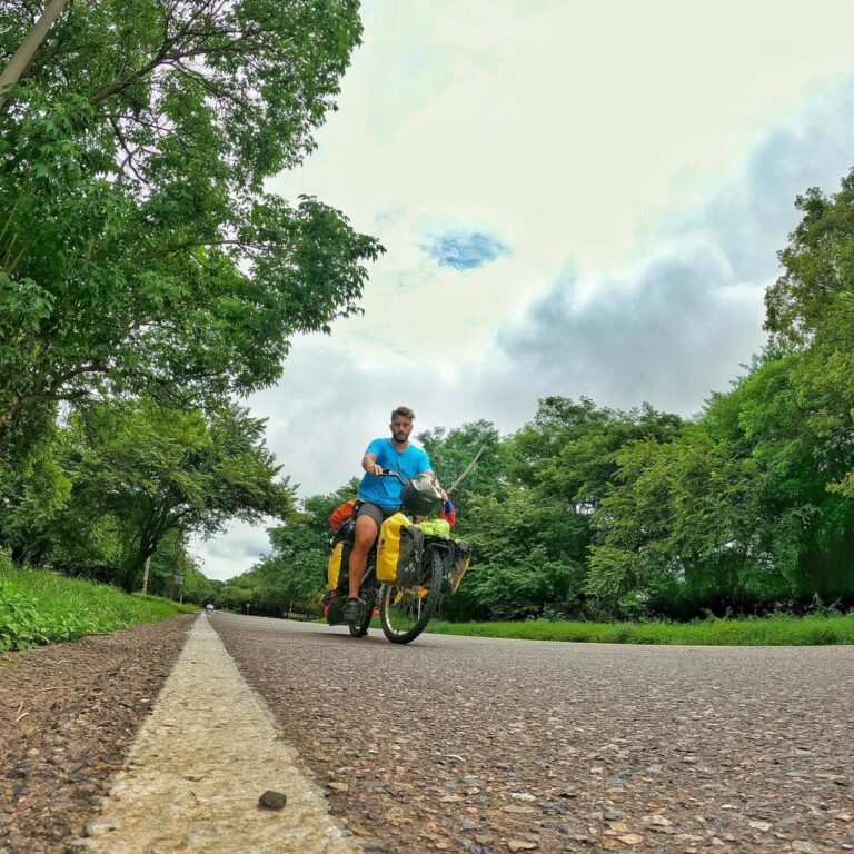 Un vagamundo en bicicleta por el Cesar Foto de un vagabundo en bicicleta por el Cesar