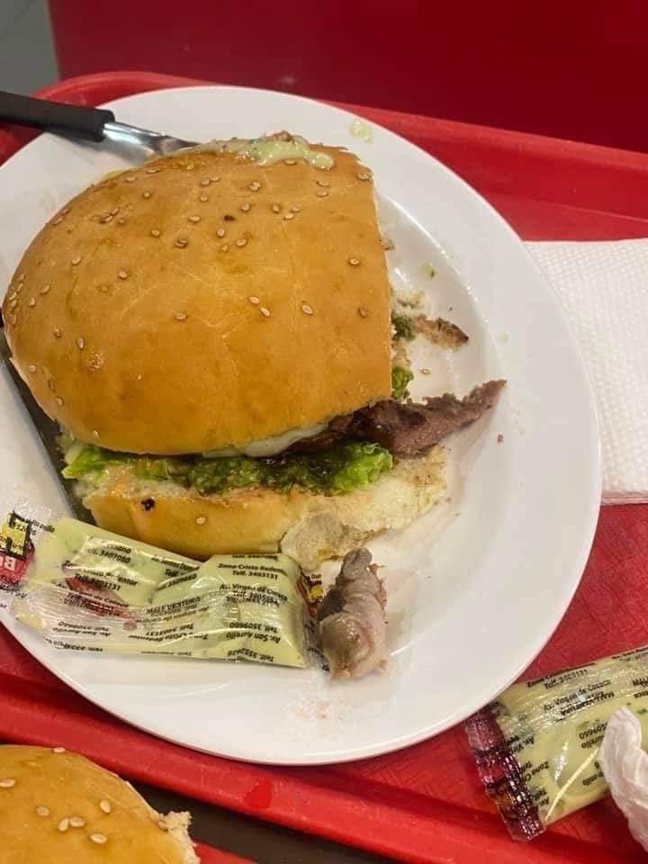 Foto de dedo encontrado dentro de una Hamburguesa