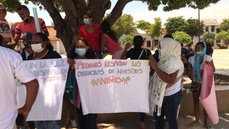 Invasores desalojados del predio Las Casitas protestan Foto de protestas por desalojo