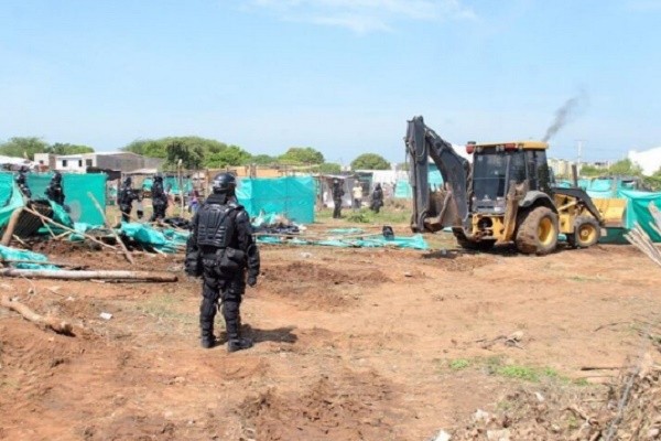 Invasores desalojados del predio Las Casitas protestan | RTA Noticias