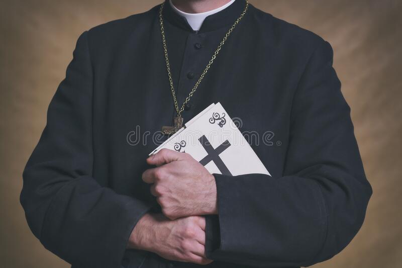 Sacerdote se gastaba las limosnas en drogas y fiestas | RTA Noticias