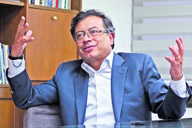 Gustavo Petro propone comprar haciendas de Álvaro Uribe | RTA Noticias