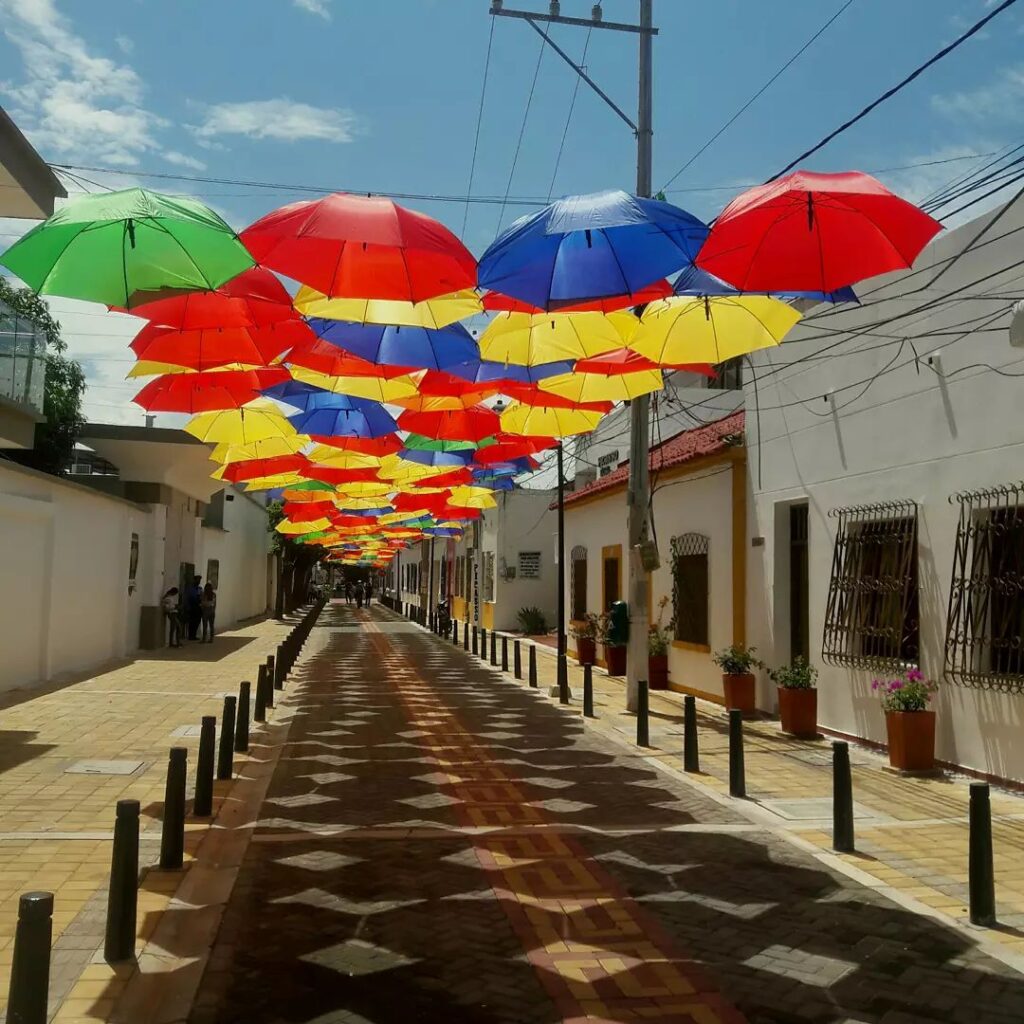 De colores y luces se viste el Centro Histórico de Valledupar | RTA Noticias