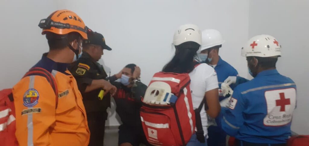 Motín provoca incendio al interior de una estación de policía Motín provoca incendio al interior de una estación de policía | RTA Noticias