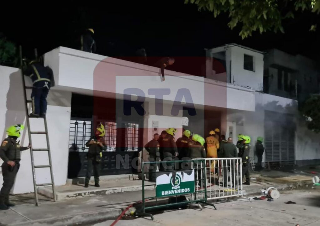 Motín provoca incendio al interior de una estación de policía Motín provoca incendio al interior de una estación de policía | RTA Noticias