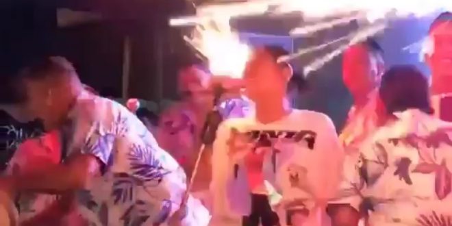 Peligroso incidente tuvo Ana del Castillo en pleno concierto | RTA Noticias