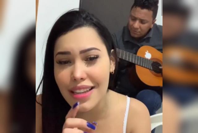 Critican a Ana del Castillo por eructar mientras cantaba | RTA Noticias