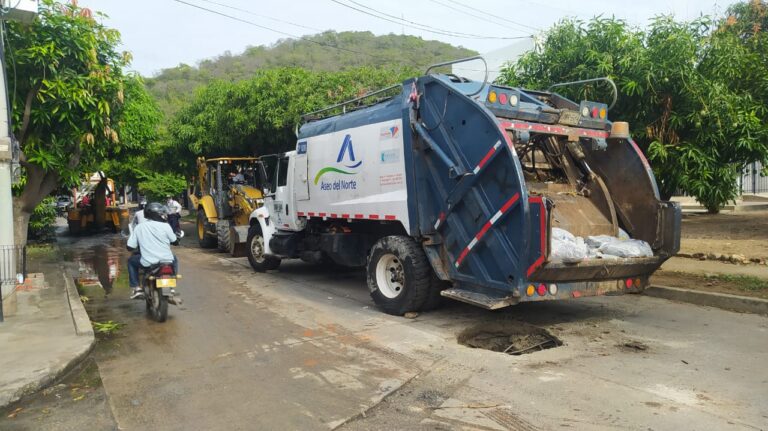 Camión recolector de basura cayó en hueco de vía pública WhatsApp-Image-2021-11-26-at-8.45.24-AM