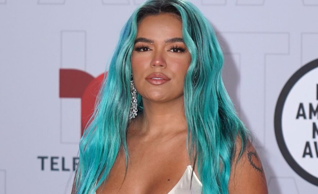 Karol G se cae por las escaleras en pleno concierto Karol G se cae por las escaleras en pleno concierto | RTA Noticias