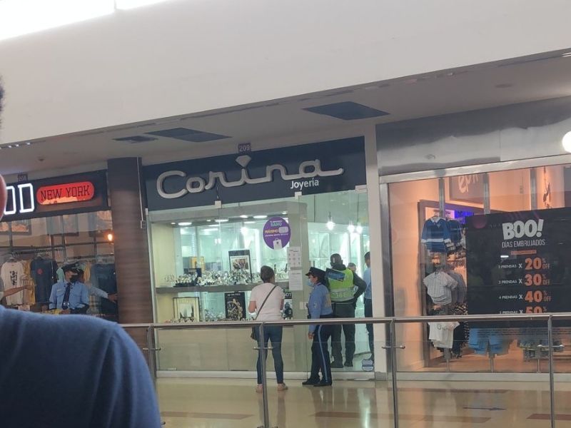 Ofrecen recompensa para ubicar a asaltantes de joyería | RTA Noticias