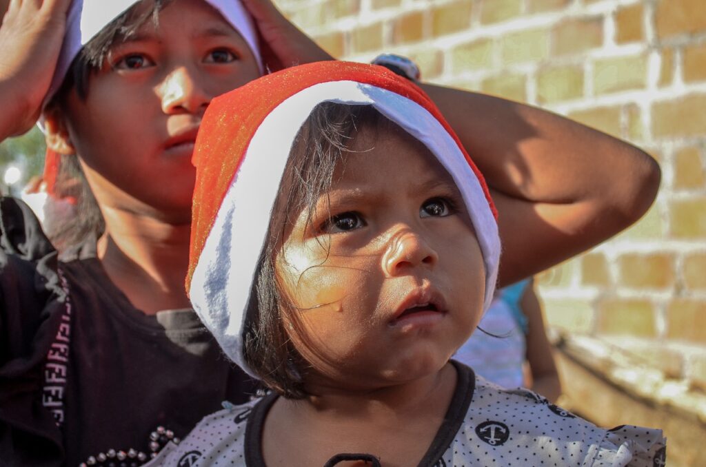 Familias del barrio Vista Hermosa reciben regalos y mercados Familias del barrio Vista Hermosa reciben regalos y mercados | RTA Noticias