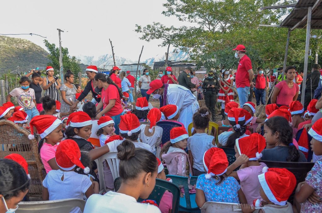 Familias del barrio Vista Hermosa reciben regalos y mercados Familias del barrio Vista Hermosa reciben regalos y mercados | RTA Noticias