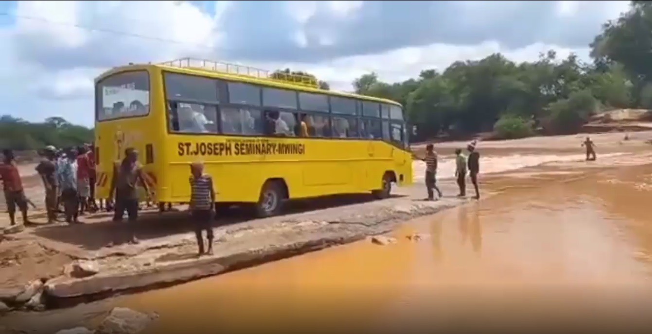 Bus intentó pasar río crecido, se hundió y murieron 23 al_menos_23_muertos_tras_hundirse_un_autobus_en_un_rio_de_kenia-1