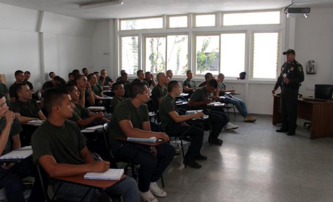 Jóvenes recibirán becas de Técnico en Servicio de Policía | RTA Noticias