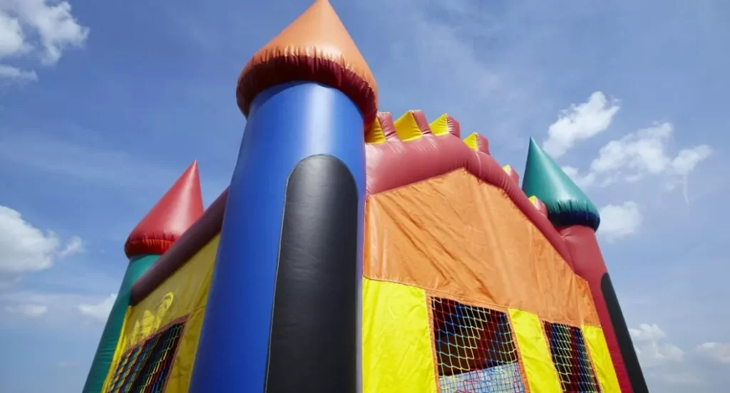 Accidente en inflable deja como saldo 5 niños muertos | RTA Noticias